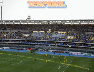 Fenerbahçe Başkanı Ali Koç açıklamalarda bulunuyor